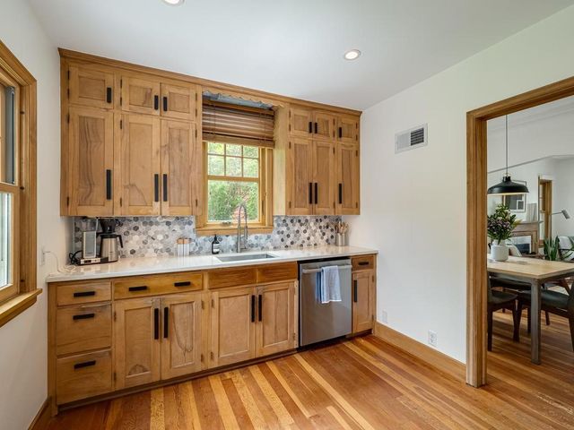 21 Queen Avenue S, Minneapolis, MN 55405