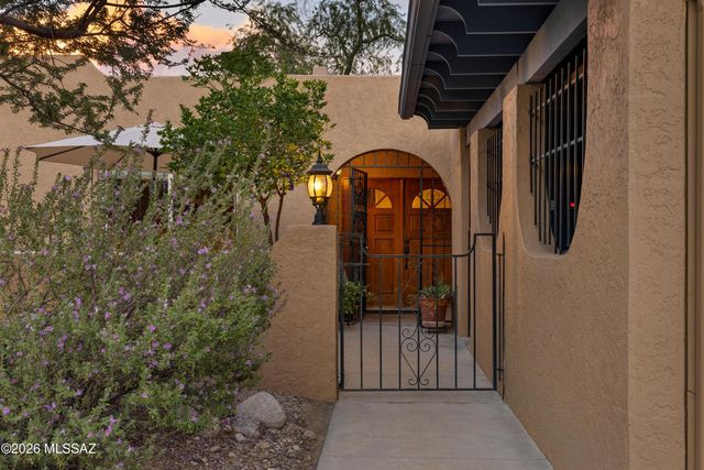 4792 N Vía Entrada, Tucson, AZ 85718
