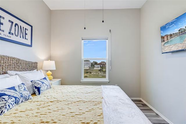 199 Paradise Dr, Rockport, TX 78382