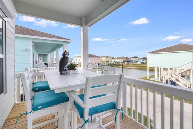 199 Paradise Dr, Rockport, TX 78382