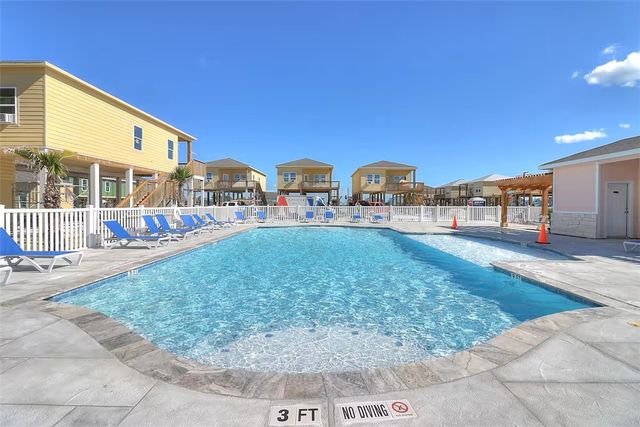 199 Paradise Dr, Rockport, TX 78382