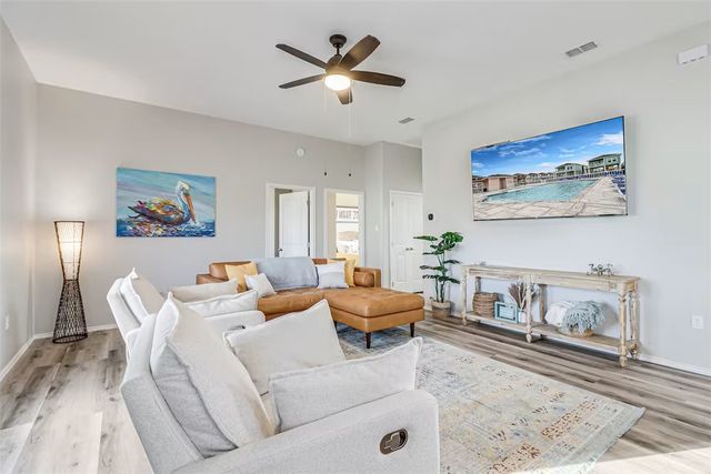 199 Paradise Dr, Rockport, TX 78382