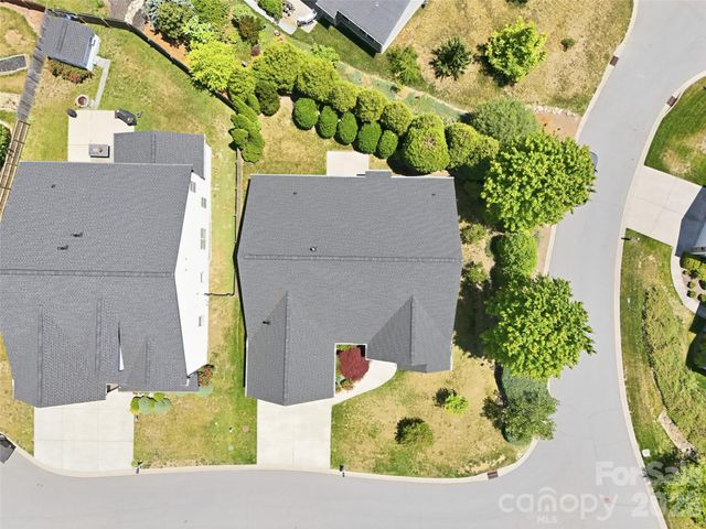 1 Breyerton Court, Asheville, NC 28804