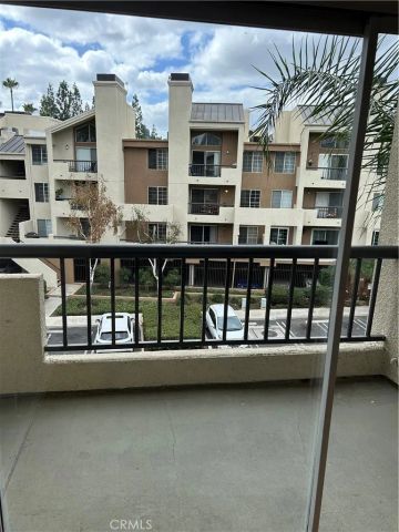 21520 Burbank 303, Woodland Hills, CA 91367