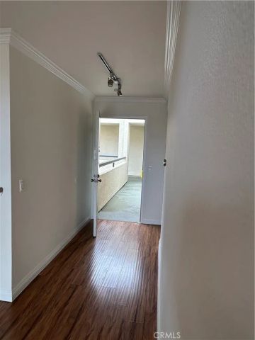 21520 Burbank 303, Woodland Hills, CA 91367