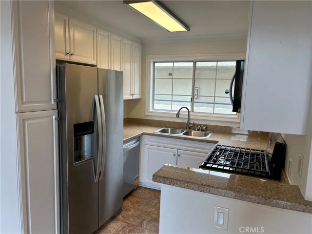 21520 Burbank 303, Woodland Hills, CA 91367