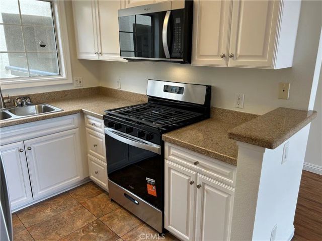 21520 Burbank 303, Woodland Hills, CA 91367