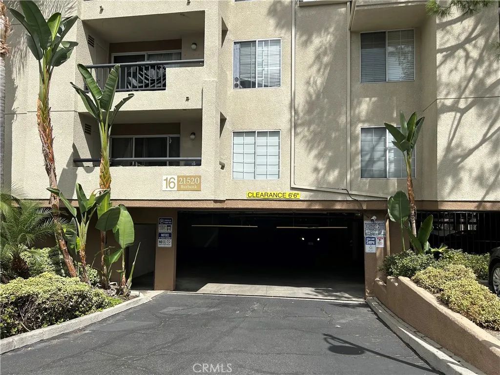 21520 Burbank 303, Woodland Hills, CA 91367