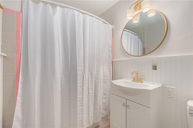 4302 W 77th Terrace, Prairie Village, KS 66208