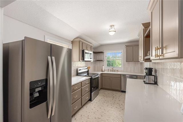 4302 W 77th Terrace, Prairie Village, KS 66208