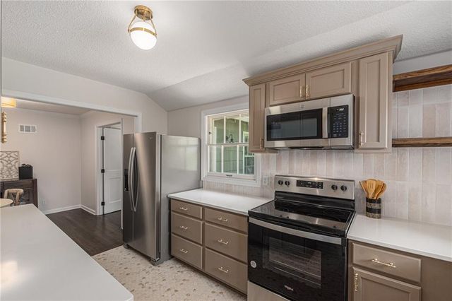 4302 W 77th Terrace, Prairie Village, KS 66208