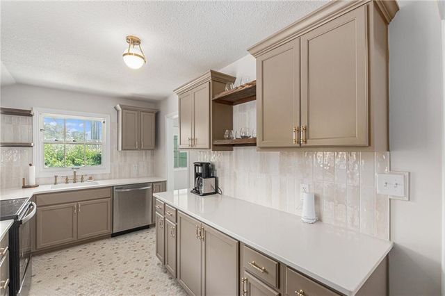 4302 W 77th Terrace, Prairie Village, KS 66208