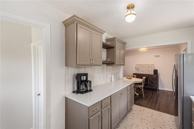 4302 W 77th Terrace, Prairie Village, KS 66208