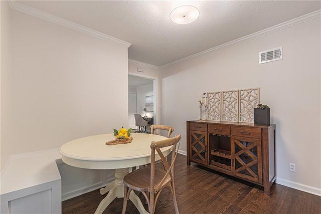 4302 W 77th Terrace, Prairie Village, KS 66208