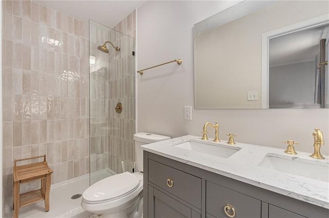 4302 W 77th Terrace, Prairie Village, KS 66208