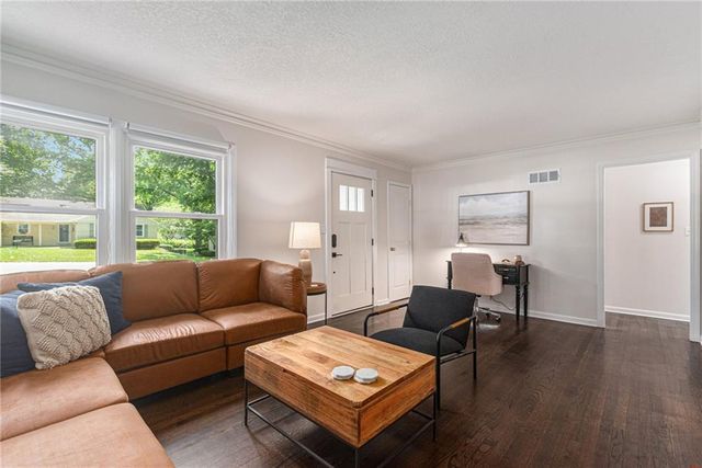 4302 W 77th Terrace, Prairie Village, KS 66208