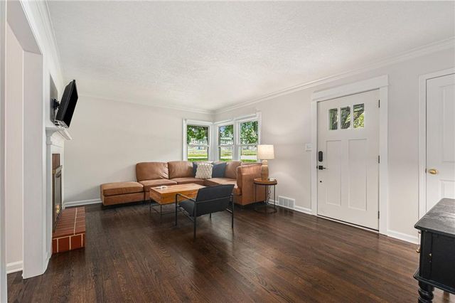 4302 W 77th Terrace, Prairie Village, KS 66208