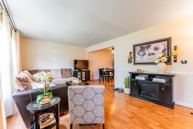 32 Wildwood lane G, Bolingbrook, IL 60440