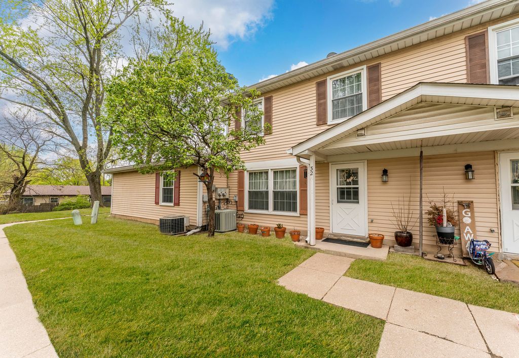 32 Wildwood lane G, Bolingbrook, IL 60440