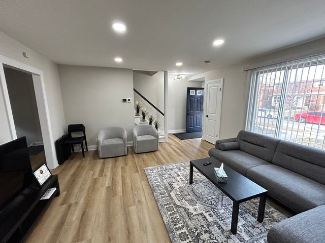 430 Oak Street, Des Plaines, IL 60016