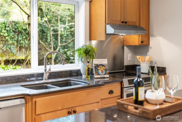 9835 NE Rose Trail Lane, Bainbridge Island, WA 98110