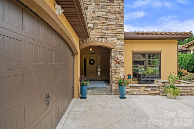 25 Ocaso Drive, Asheville, NC 28806