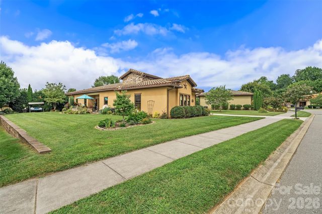 25 Ocaso Drive, Asheville, NC 28806