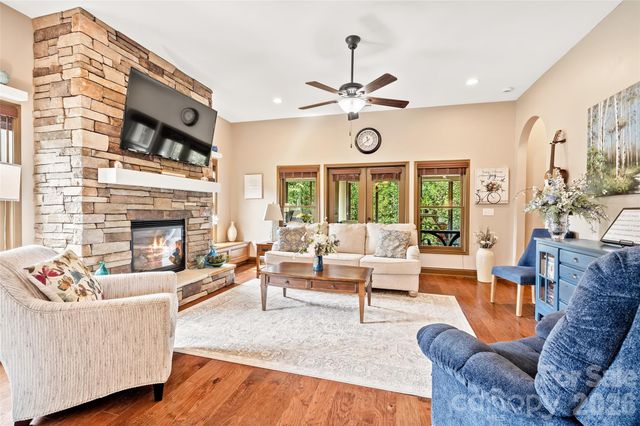 25 Ocaso Drive, Asheville, NC 28806