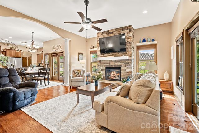 25 Ocaso Drive, Asheville, NC 28806