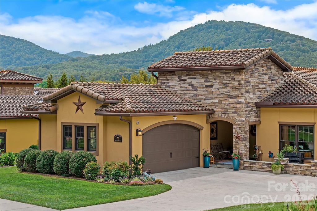 25 Ocaso Drive, Asheville, NC 28806