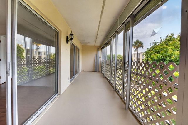 200 Waterway Drive S, Lantana, FL 33462