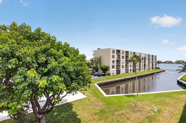 200 Waterway Drive S, Lantana, FL 33462