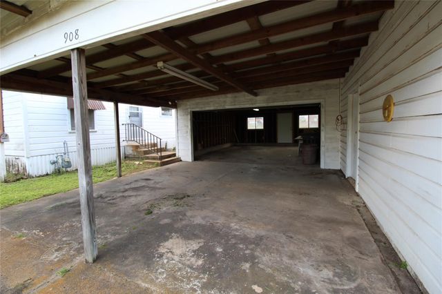 908 Paulus Street, Schulenburg, TX 78956