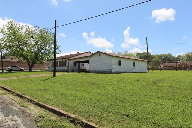 908 Paulus Street, Schulenburg, TX 78956