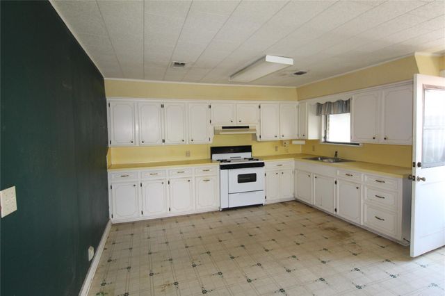 908 Paulus Street, Schulenburg, TX 78956