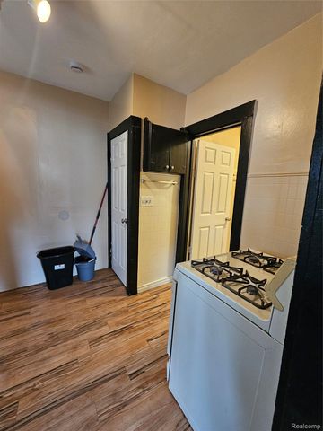 8033 JACKSON Avenue, Warren, MI 48089