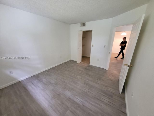 400 W Palm Cir W 304, Pembroke Pines, FL 33025