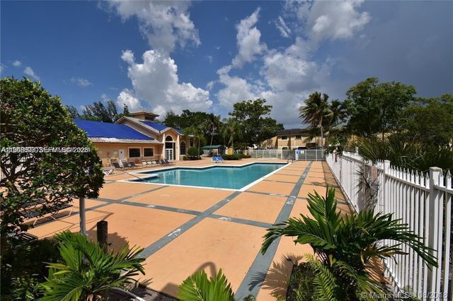 400 W Palm Cir W 304, Pembroke Pines, FL 33025