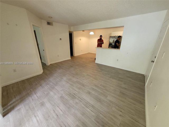 400 W Palm Cir W 304, Pembroke Pines, FL 33025