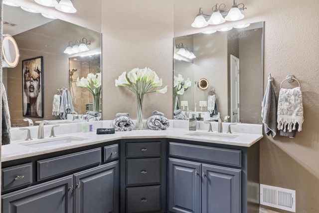 5924 Stefanie WAY, Caledonia, WI 53108