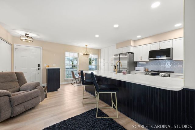 2828 Bluewater Circle, Naperville, IL 60564