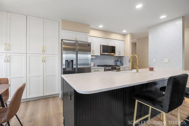 2828 Bluewater Circle, Naperville, IL 60564