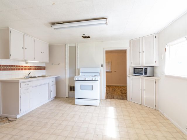 323 E D St, Deer Park, WA 99006