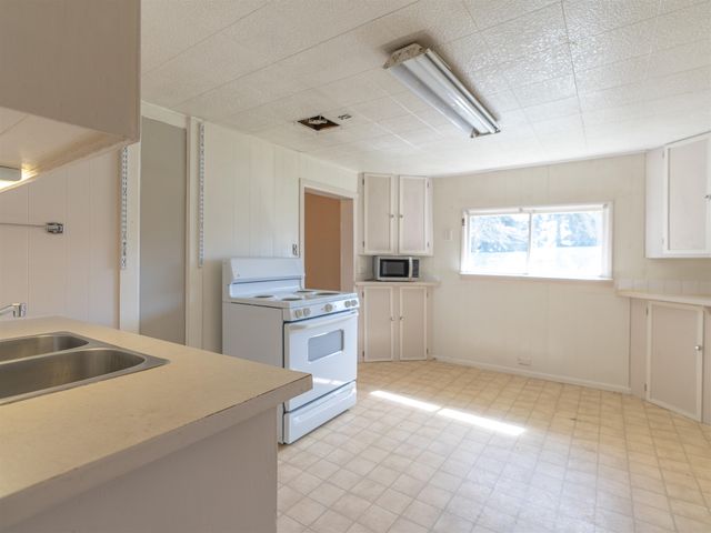 323 E D St, Deer Park, WA 99006