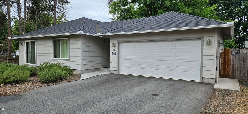 1296 Fruitdale Drive, Grants Pass, OR 97527