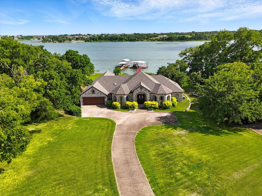 155 Lakeshore Drive, Waxahachie, TX 75165