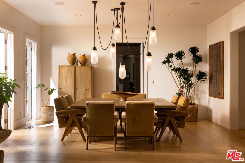 Image 11 of property listing at 664 Elkins Road, Los Angeles, CA 90049