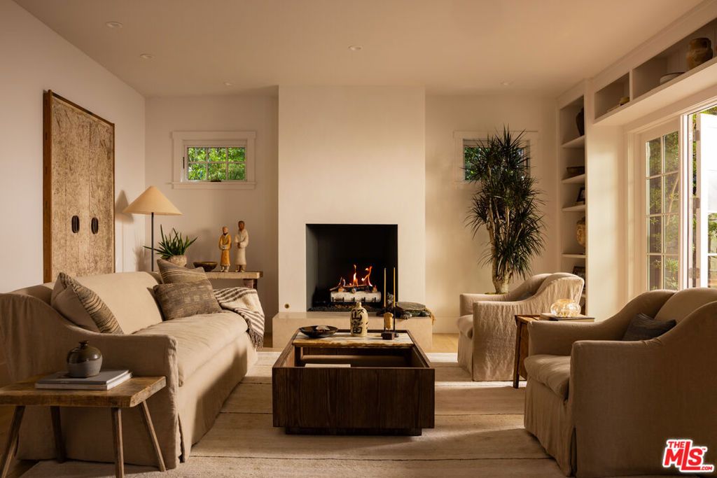 Image 12 of property listing at 664 Elkins Road, Los Angeles, CA 90049