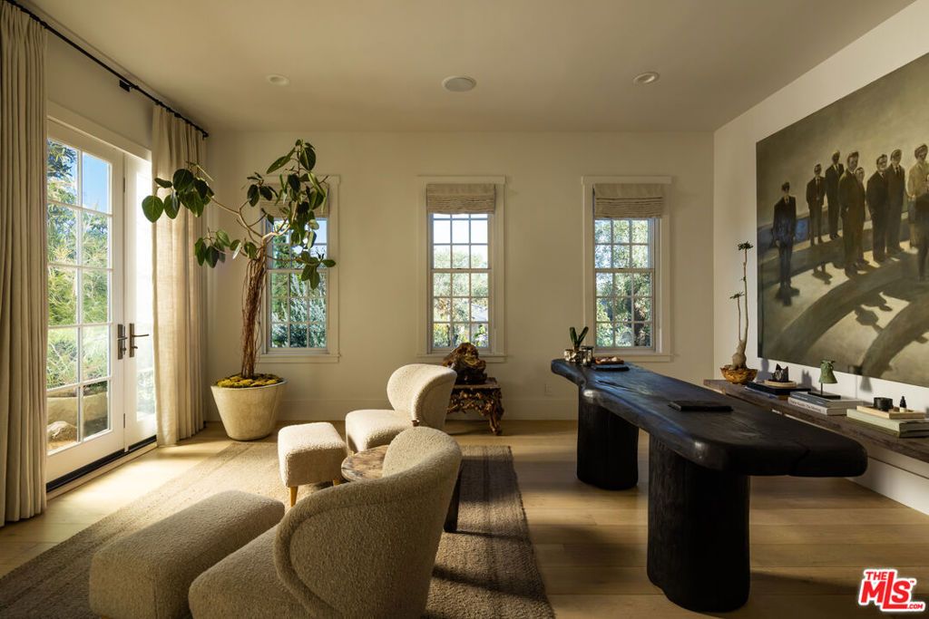 Image 15 of property listing at 664 Elkins Road, Los Angeles, CA 90049