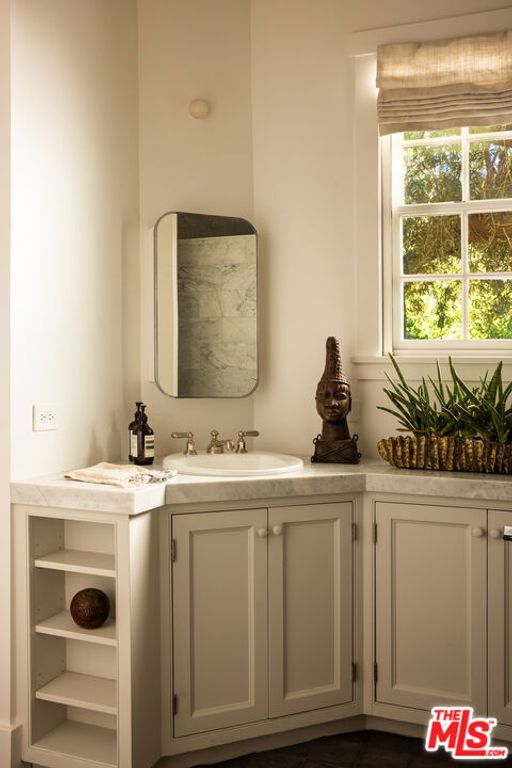 Image 16 of property listing at 664 Elkins Road, Los Angeles, CA 90049